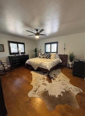 3 bedrooms, WiFi, bed sheets - *NEW* Mtn view retreat! Pets! 3 min Dtwn/Pooltable (Prescott)