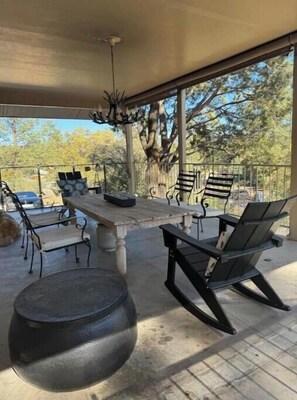 Outdoor dining - *NEW* Mtn view retreat! Pets! 3 min Dtwn/Pooltable (Prescott)