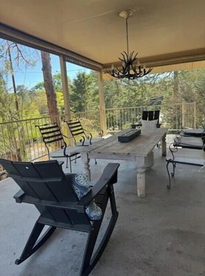 Outdoor dining - *NEW* Mtn view retreat! Pets! 3 min Dtwn/Pooltable (Prescott)