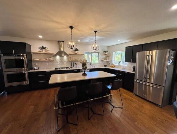 Microwave, oven, stovetop, dishwasher - *NEW* Mtn view retreat! Pets! 3 min Dtwn/Pooltable (Prescott)