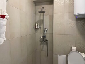 吹风机、毛巾、肥皂、卫生纸