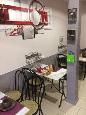 Daily continental breakfast (EUR 7 per person)