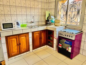 Private kitchen - Grand appartement de 3 chambres proche de restaurants (Yaoundé)