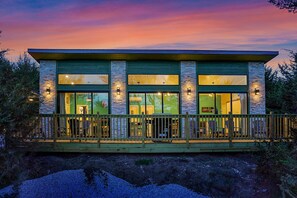 Exterior - Retro Sundowner Cabin w/Hot Tub. 3 Bedroom & 4 Queen Beds (Ashland)