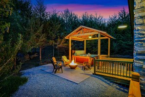Terrace/patio - Retro Sundowner Cabin w/Hot Tub. 3 Bedroom & 4 Queen Beds (Ashland)
