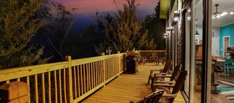 Retro Sundowner Cabin w/Hot Tub. 3 Bedroom & 4 Queen Beds