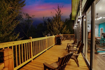 Retro Sundowner Cabin w/Hot Tub. 3 Bedroom & 4 Queen Beds