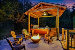 Outdoor spa tub - Retro Sundowner Cabin w/Hot Tub. 3 Bedroom & 4 Queen Beds (Ashland)