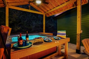 Outdoor spa tub