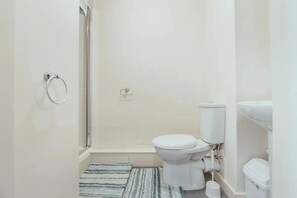 Single Room, Non Smoking | Bathroom - Student Only Lomax Halls (Stoke-on-Trent)