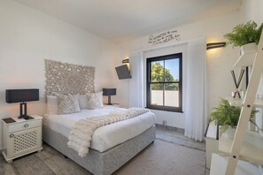 3 habitaciones, tabla de planchar con plancha, internet y ropa de cama 