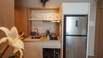 Utensilios de cocina, mesa de comedor