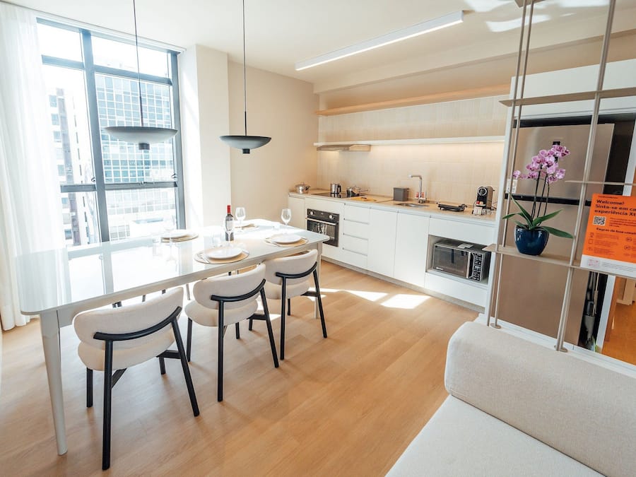 Apartamento | Cozinha privada | Talheres/pratos/utensílios de cozinha, mesas de jantar