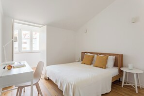 3 bedrooms, iron/ironing board, internet, bed sheets
