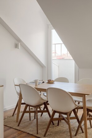 Dining - Bridgeview Alcântara – The 3BR Loft Edition (Lisbon)