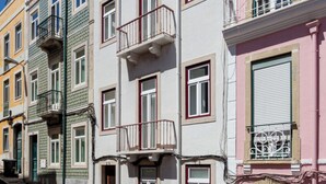 A row of colorful buildings with balconies and windows, typical of a European cityscape. - Bridgeview Alcântara – The 3BR Loft Edition (Lisbon)