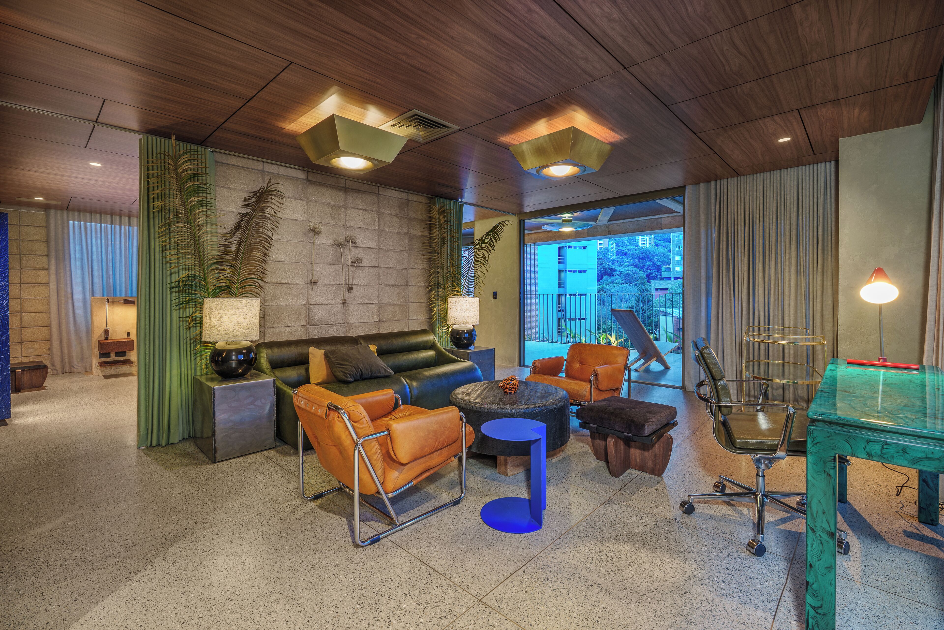 Premium Suite, Hot Tub, City View | Living area