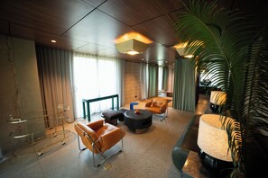 Premium Suite, Hot Tub, City View | Living area