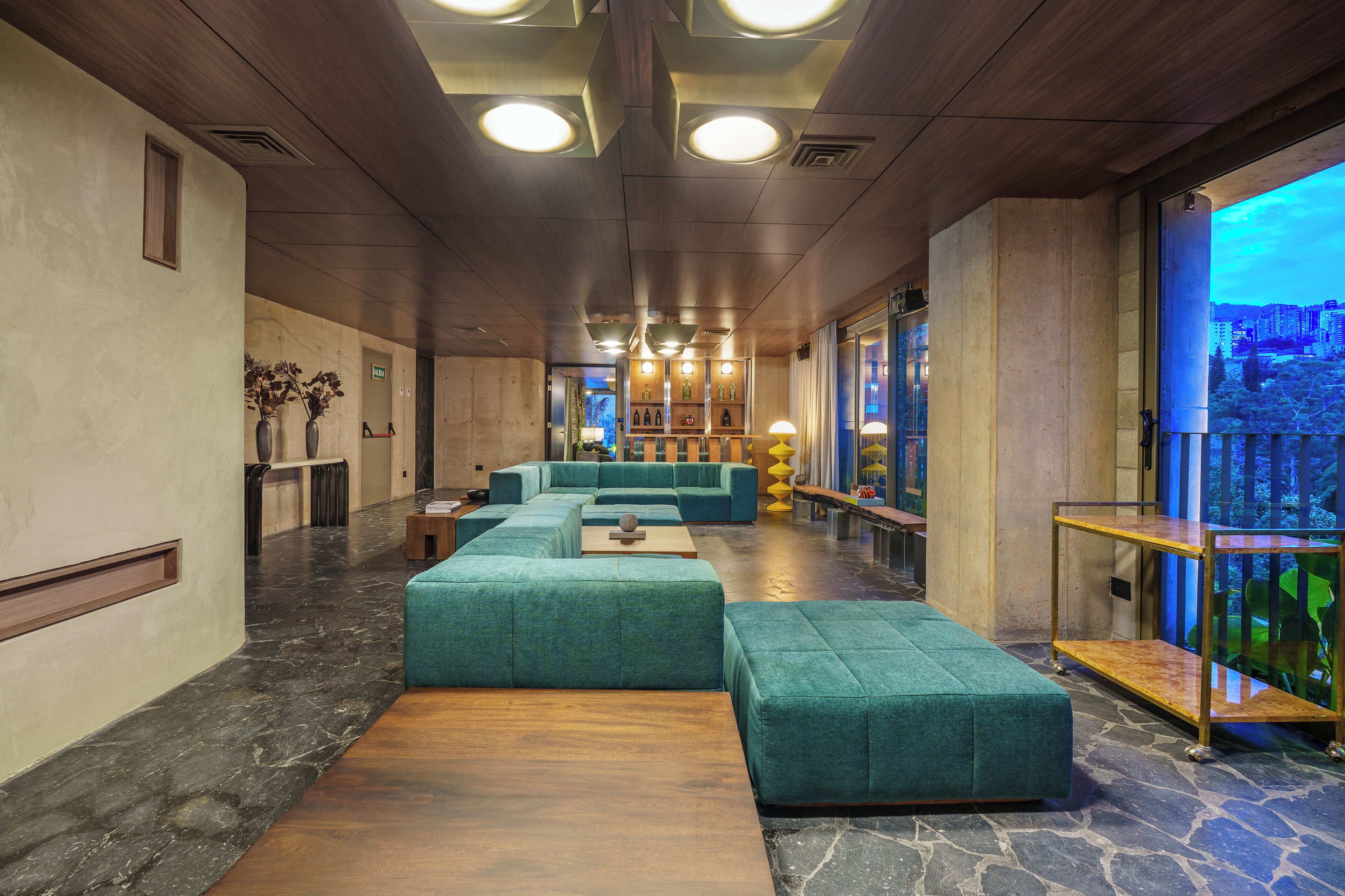 尊荣套房, 热水浴缸, 城市景观 | 客房内保险箱、办公桌、遮光窗帘、熨斗/熨板