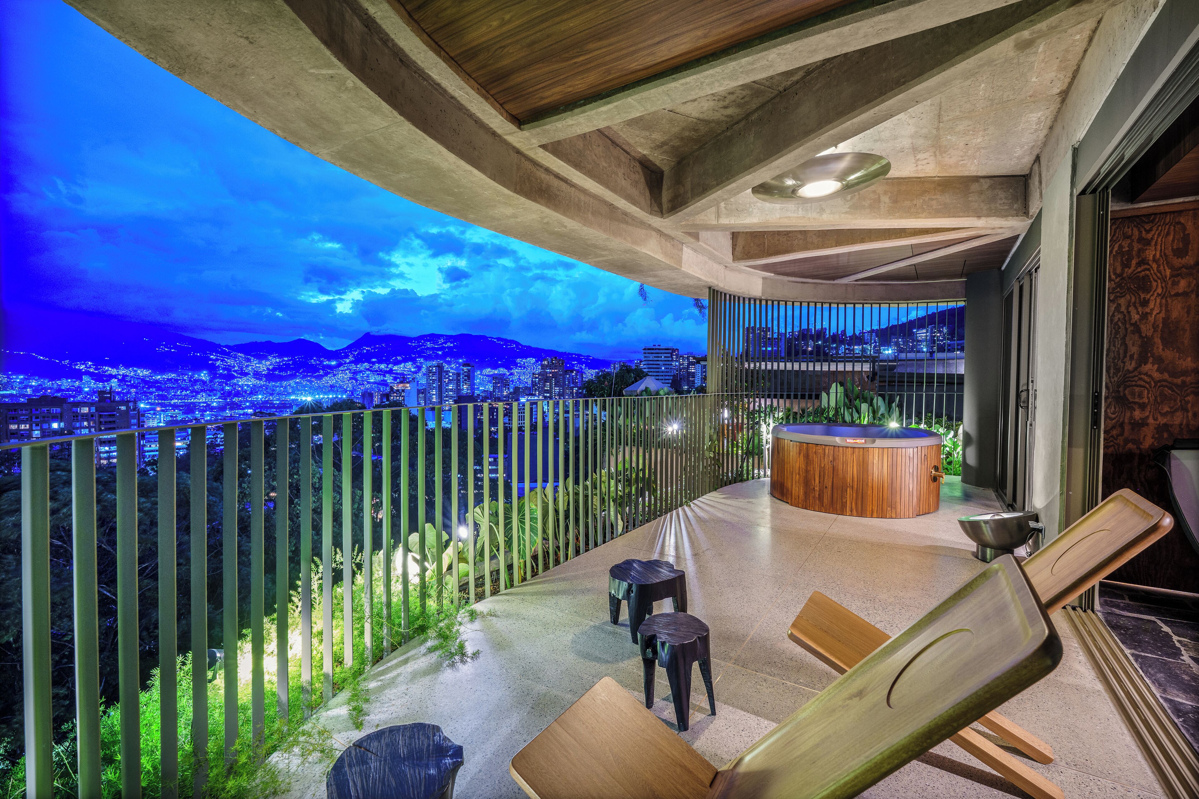 Premium Suite, Hot Tub, City View | Living area