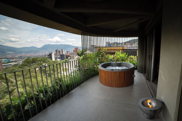 Premium Suite, Hot Tub, City View | Terrace/patio