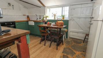 Cottage | Private kitchen | Cookware/dishes/utensils