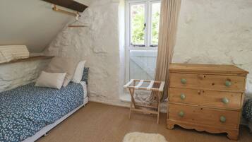Cottage | 2 bedrooms, individually decorated, individually furnished, free WiFi