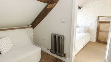 Cottage | 2 bedrooms, individually decorated, individually furnished, free WiFi