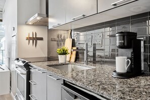 Private kitchen - Prime Downtown Location | Lux King West 1 BD Unit | Near TTC, Cafes, Restaurants (Toronto)