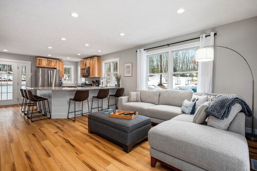 Newly built modern gem w/ Sanford Lake access close to Traverse City & Dunes