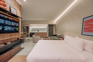 In-room safe, laptop workspace, blackout drapes, soundproofing - GRES Apartamentos (Medellín)