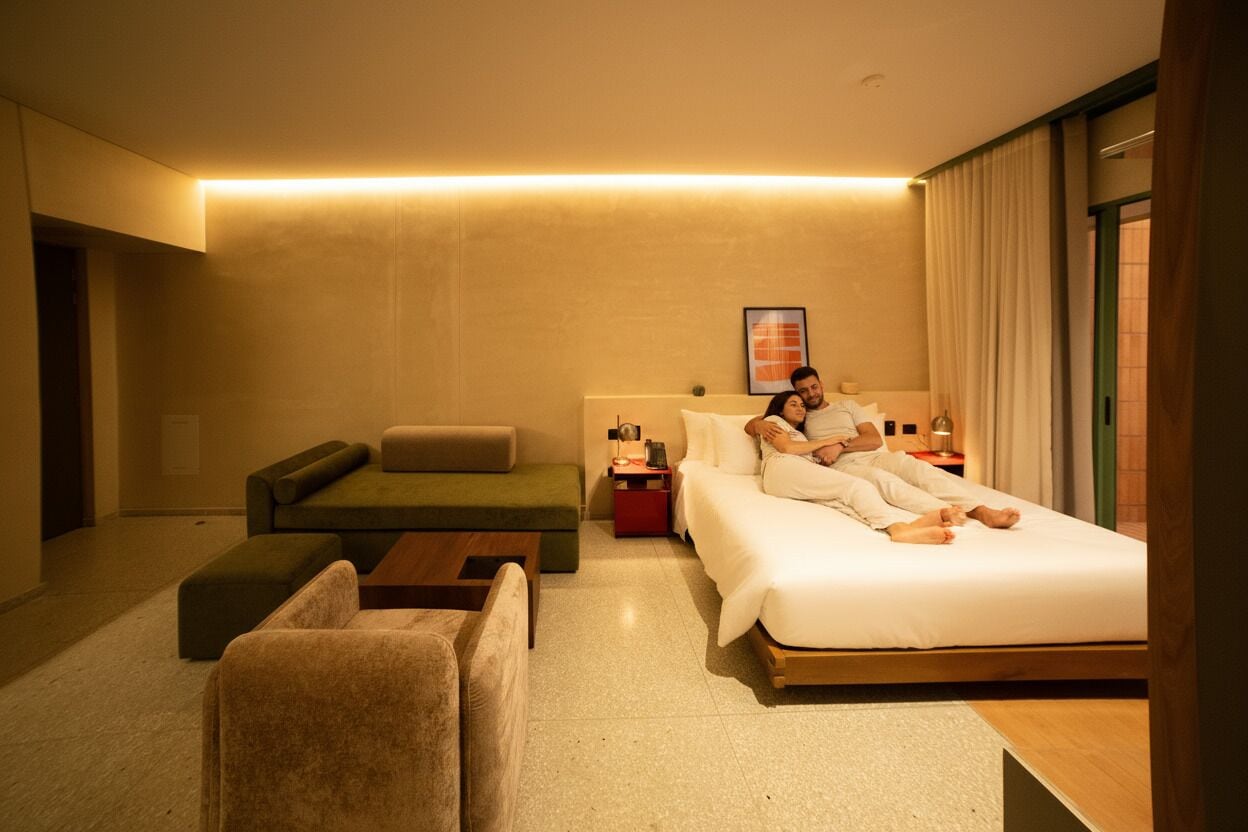 Apartemen Senior | Brankas, ruang kerja ramah laptop, dan tirai kedap cahaya