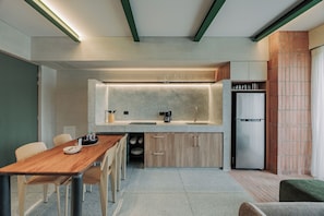 Full-size fridge, stovetop, coffee/tea maker, cookware/dishes/utensils - GRES Apartamentos (Medellín)