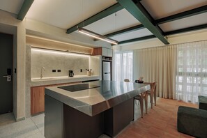 大型雪櫃/冰箱、爐具、咖啡機/沖茶器、廚房用具/餐具/器皿