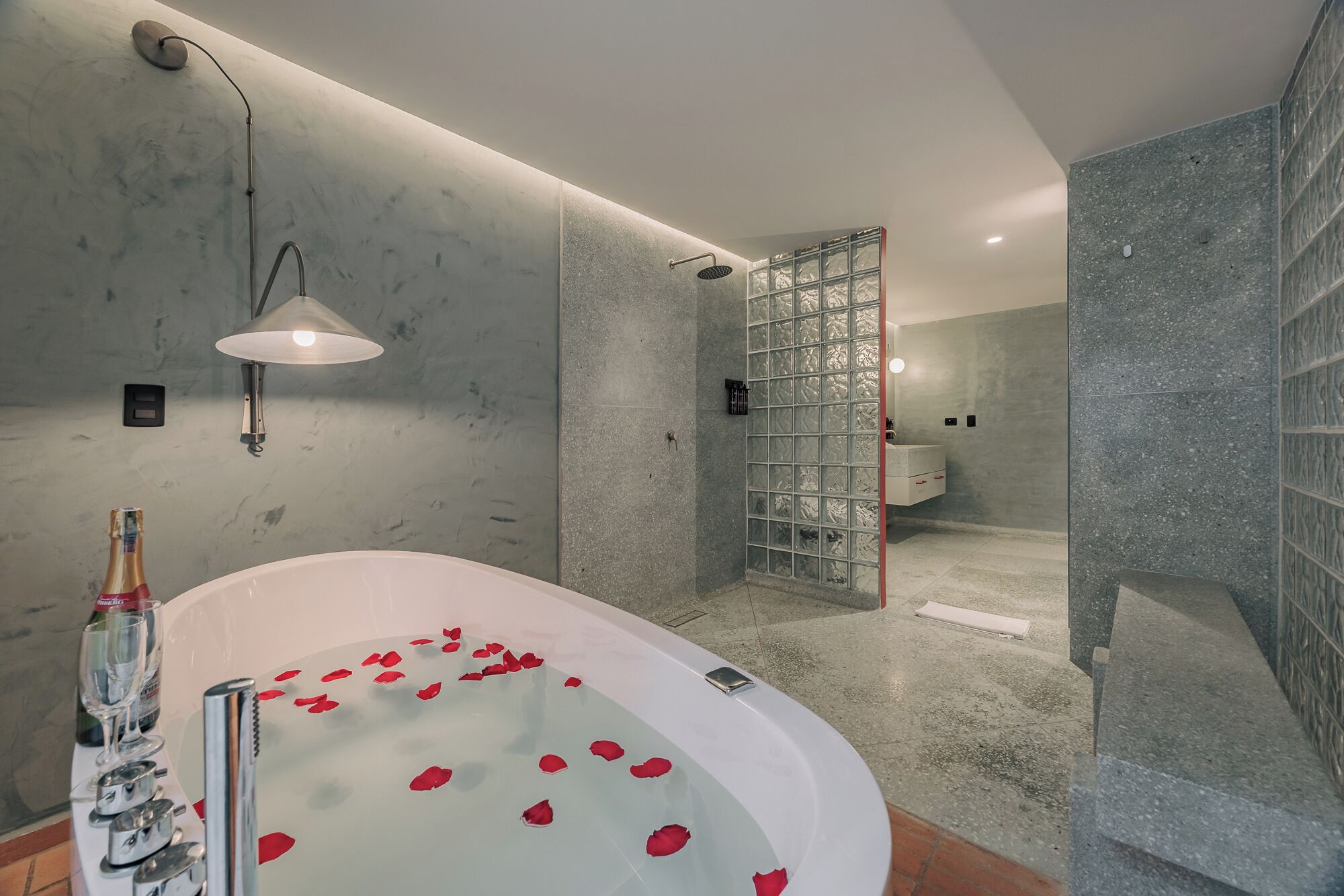 Junior Apartment | Jetted tub