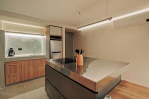 Apartamento júnior | Cozinha privada | Geladeira grande, cooktop, cafeteira/chaleira