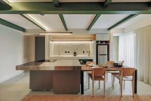 Refrigerador con freezer, placa de cocina, cafetera/tetera