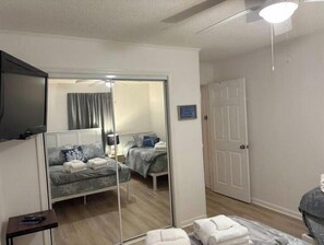 2 habitaciones, tabla de planchar con plancha, wifi y ropa de cama