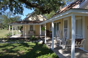 Terrace/patio - Charming 2-bedroom cottage on the River with 5 acres (Center Point)