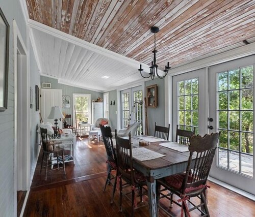 Charming 2-bedroom cottage on the River with 5 acres