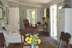 Interior - Charming 2-bedroom cottage on the River with 5 acres (Center Point)