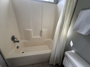 Haartrockner, Handtücher, Seife, Shampoo