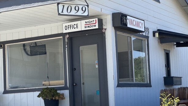 A building with a sign indicating '1099', 'Office', 'Night Window', and 'Vacancy'. - WESTERN STATESINN (San Miguel)