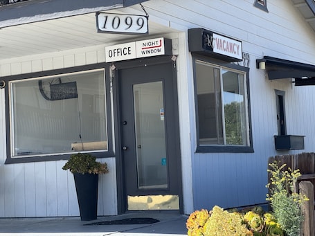 Front of property. WESTERN STATESINN