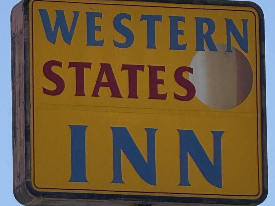 Señal del Western States Inn.