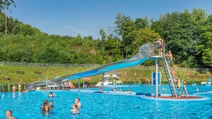 A swimming pool with a water slide and a lifeguard tower. - Idyllic house in the forest near the Loreley (Bogel)