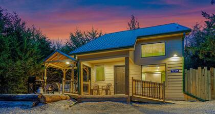 2 Level Cabin w/Hot Tub & Fireplace. 1.5 Bathrooms, 2 Queen Beds