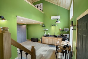 Kühlschrank, Mikrowelle, Wasserkocher mit Kaffee-/Teezubehör, Toaster