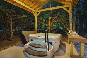 Outdoor spa tub - 2 Level Cabin w/Hot Tub & Fireplace. 1.5 Bathrooms, 2 Queen Beds (Ashland)