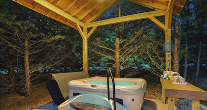 2 Level Cabin w/Hot Tub & Fireplace. 1.5 Bathrooms, 2 Queen Beds. Pet Friendly!